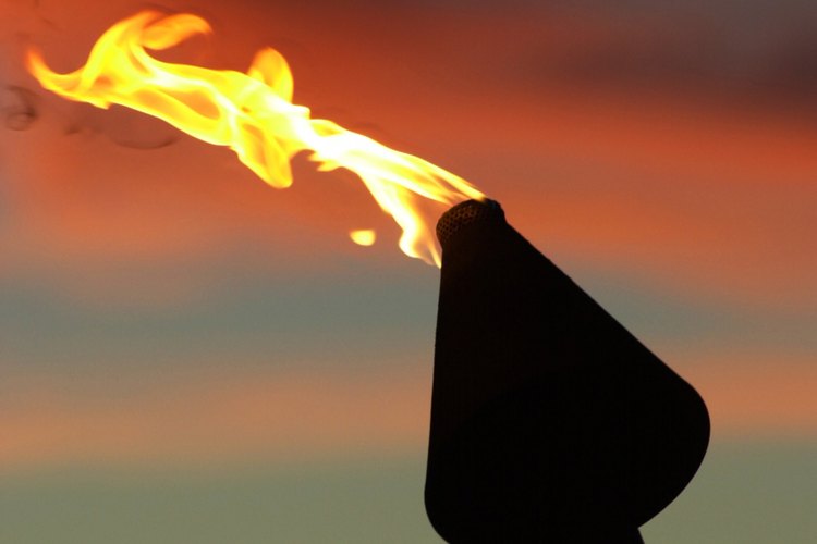 Las antorchas que se encienden con combustible de citronela alejan efectivamente a los insectos que pican.