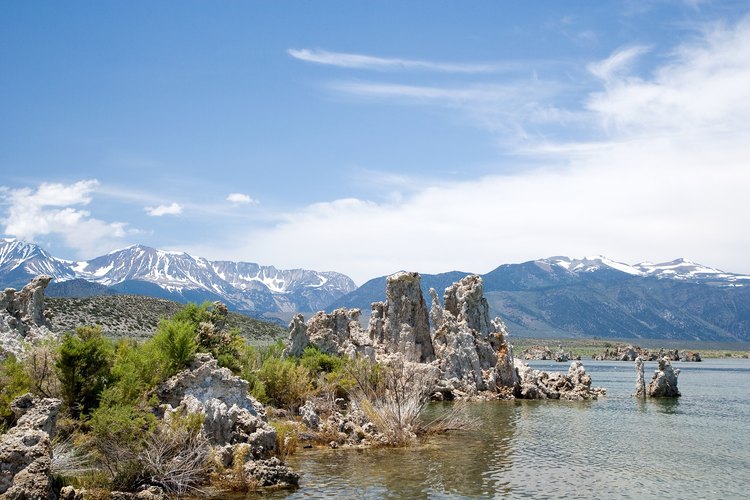 Las montañas Sierra Nevada se elevan bruscamente al oeste del lago Mono Lake.