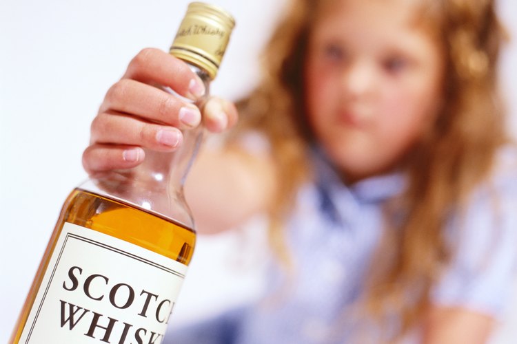 El alcohol y otras adicciones en la familia tienen efectos serios en los niños.