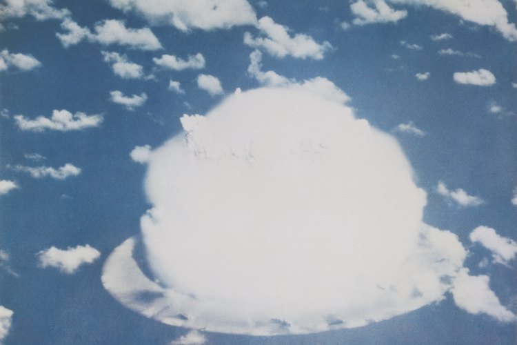 Las bombas atómicas fueron inventadas en la década de 1940.