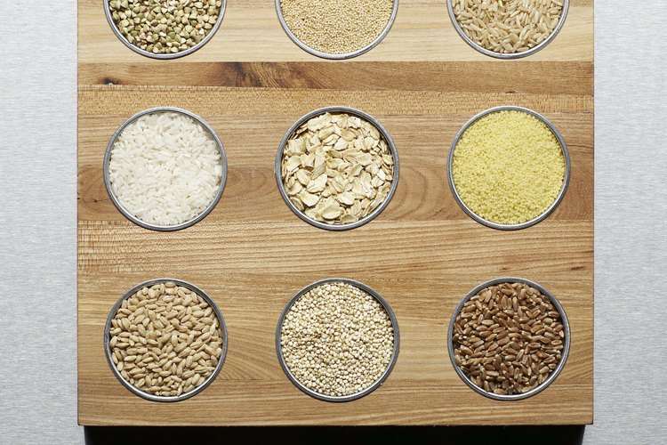 Los grañones de alforfón o trigo sarraceno son sólo uno de los varios tipos de cereales o granos que tienen eliminado el casco exterior no comestible.