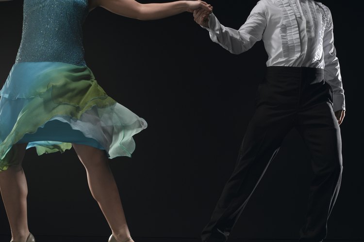 El baile consta de pasos pequeños, giros e inclinaciones.