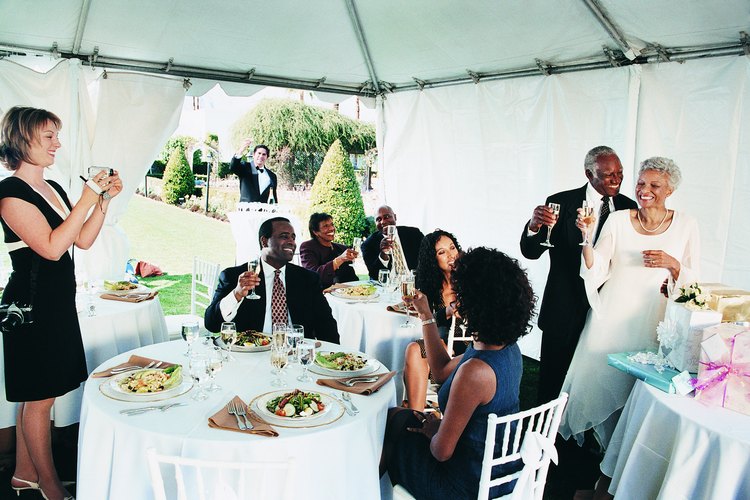 Los juegos en las bodas animan a que los nuevos amigos y la feliz pareja interactúen y pasen un buen rato.