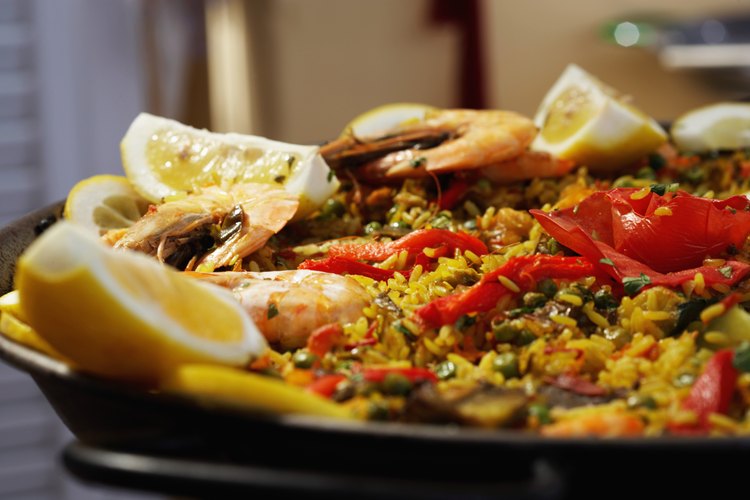 Puedes preparar comida española para celebrar el Día de la Raza.