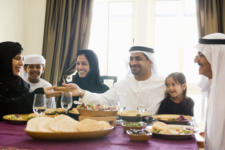Familia árabe compartiendo una comida.