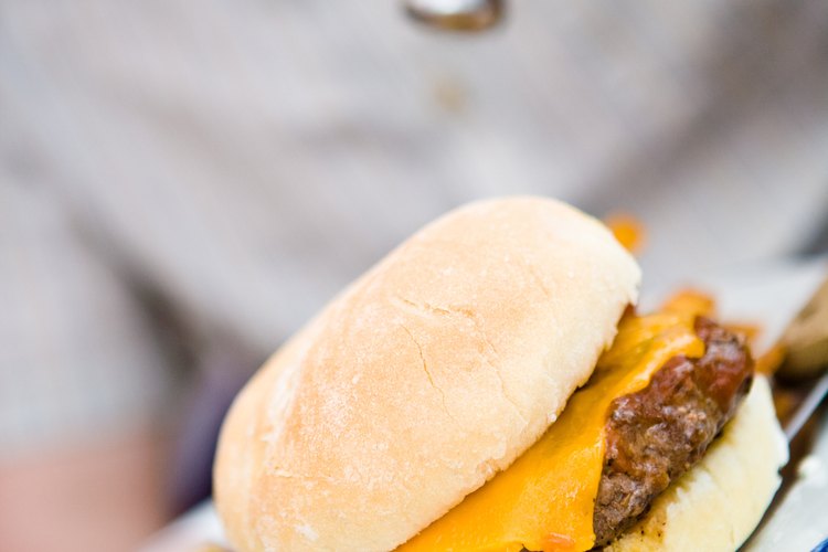 Una hamburguesa recalentada deberá llevar más aderezos que una fresca.