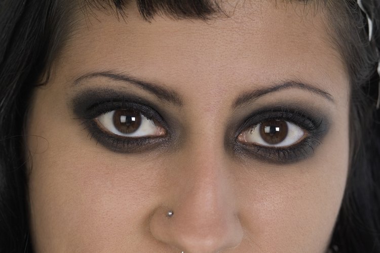Delinear demasiado tus ojos puede hacer que parezca que tu delineador se ha corrido.