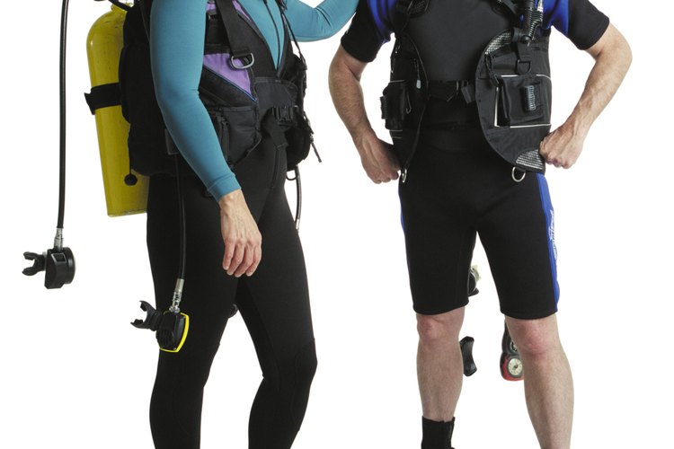 El neopreno es un material plastico elástico y a prueba de agua que se usa para fabricar los trajes de buzo.