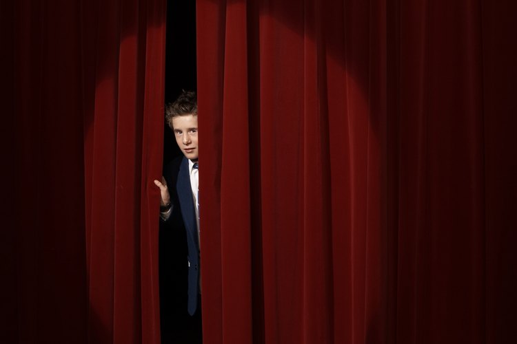 Un buen maestro de ceremonias debe saber cómo presentar a las personas.