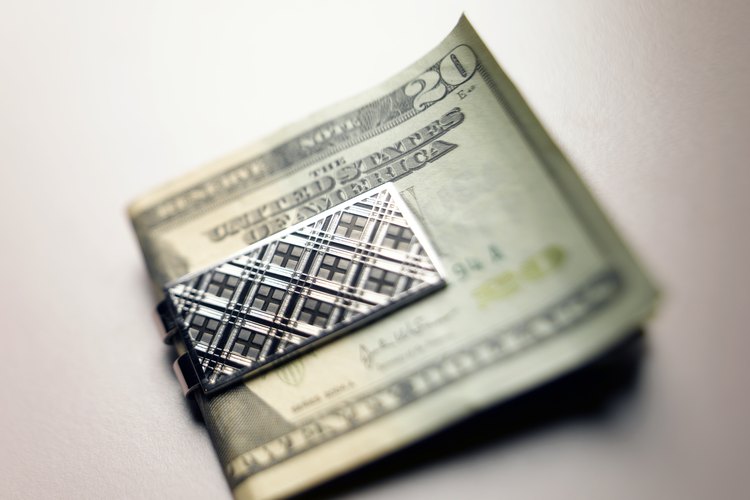 Un clip para billetes sería un regalo apropiado para un hombre capricornio.