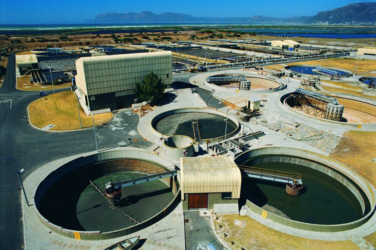 La cal hidratada se utiliza para el tratamiento del agua residual de las industrias para controlar los olores y remover los contaminantes.