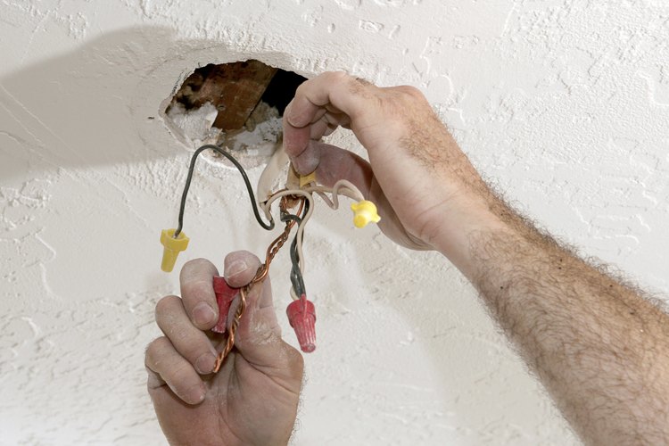 Asegura los cables con una tuerca para alambre.