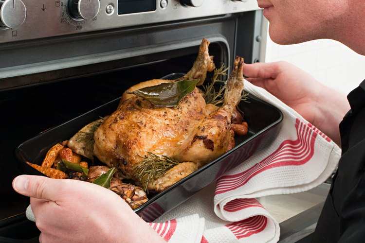 Cómo hornear un pollo entero relleno.