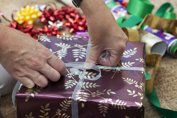 Envíale un regalo a tu hombre para hacerle saber que está en tu mente.