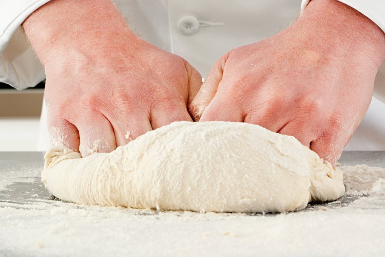 La harina blanca tiene muchos usos culinarios.