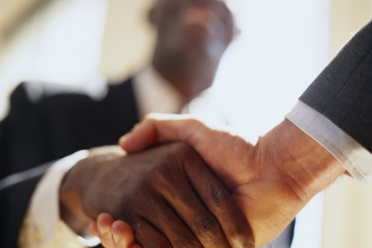 Hombres de negocios dándose la mano.