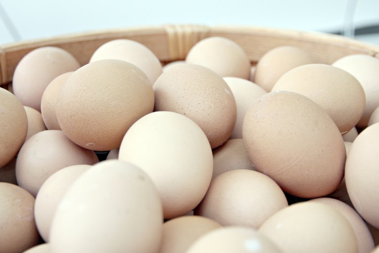 Si bien puedes comer huevos crudos cuando estás amamantando, siempre es mejor cocinarlos.