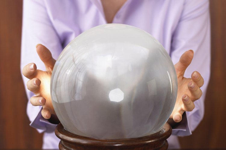 Los Psíquicos a menudo usan herramientas, como bolas de cristal para mejorar su percepción extrasensorial.