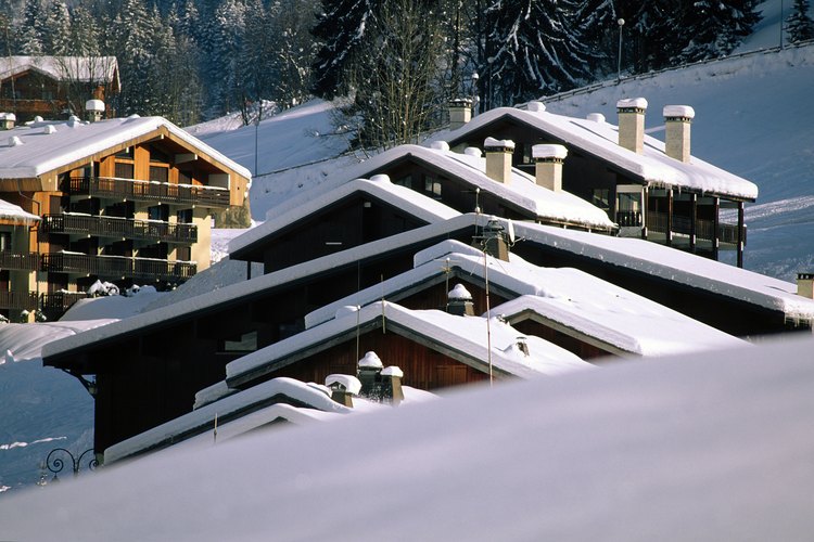 Techos con nieve de invierno.
