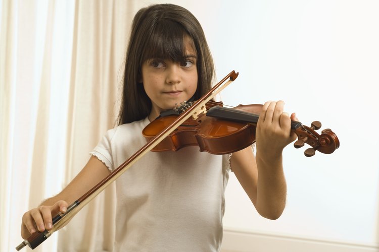 Toca el viollin.