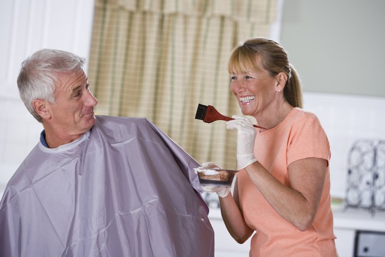 Las canas carecen de pigmentación de color y pueden ser resistentes a absorber la tintura.