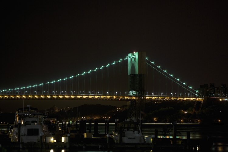 Da un paseo romántico a través del puente de Brooklyn.