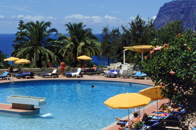 Algunos estados, por ley, requieren el uso de cámaras de compensación en las piscinas públicas.