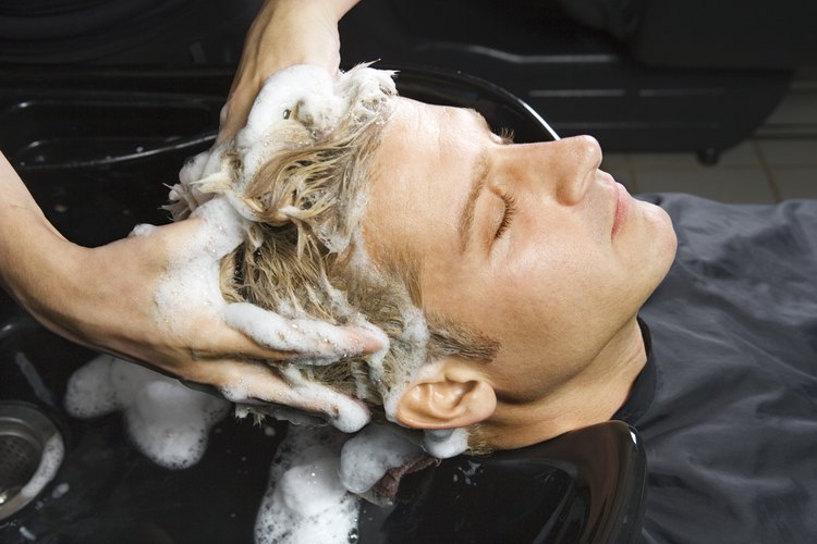Rizar el cabello de hombre no es tan difícil.