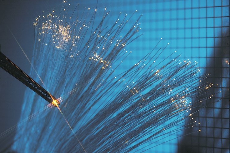 La fibra óptica permite un servicio de cable e Internet extremadamente rápido.