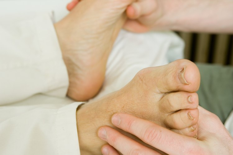 Aprende a dar un relajante masaje de pies a tu pareja.