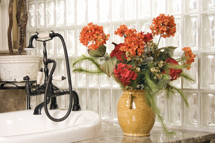 El azúcar colocado en el florero, junto con el agua, suministra a las flores con los hidratos de carbono que necesitan para vivir más tiempo.