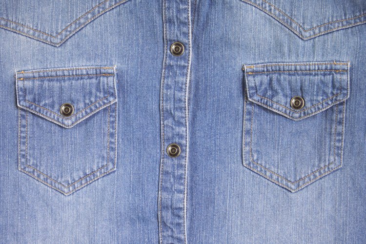Guarda los bolsillos, cortar la línea del cuello justo por arriba de los bolsillos preservará el look.