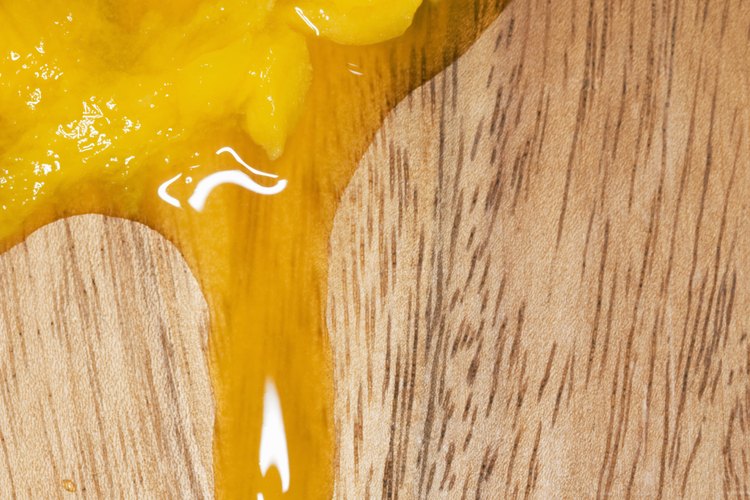 Puedes preparar una salsa picante de mango rápidamente y condimentarla a tu gusto.
