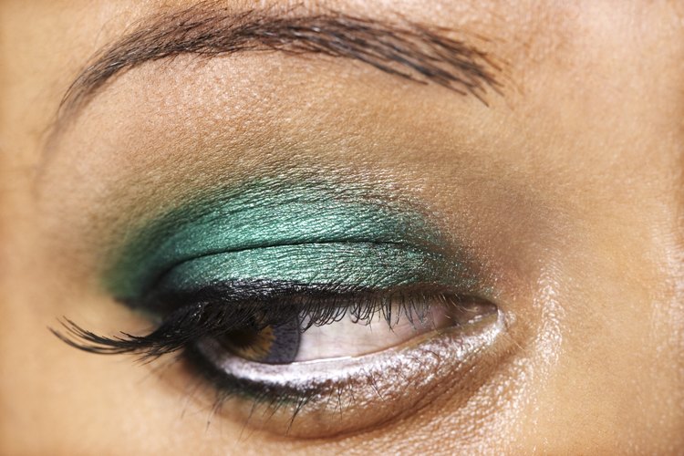 Mezcla tu propia sombra de ojos en crema para crear colores intensos.