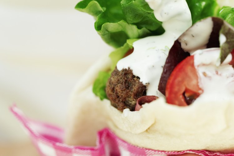 La comida de Medio Oriente contiene muchos vegetales y pan similar al pita.
