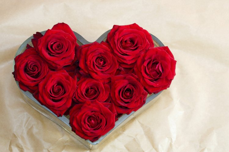Puedes usar rosas para crear decoraciones de aniversario caseras.