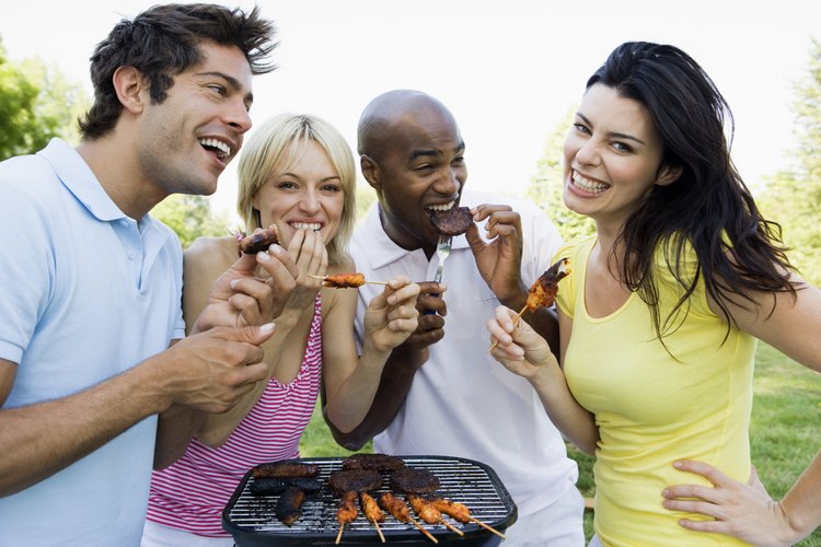 Una parrilla limpia puede ayudar a prevenir que los pinchos de pollo se peguen mientras se cocinan.