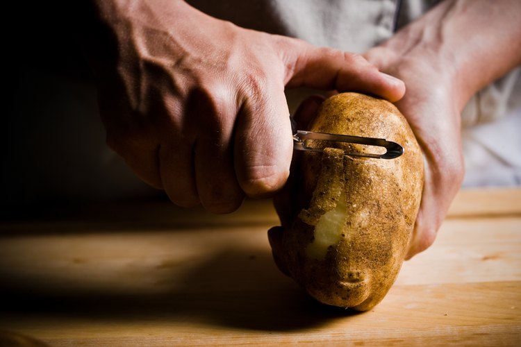 Empapa las patatas en agua fría para evitar que se pongan marrones.