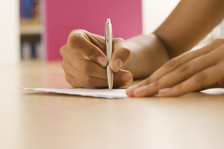 Mujer firmando el cheque de pago.