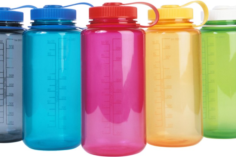 Limpia las botellas de agua de plástico.