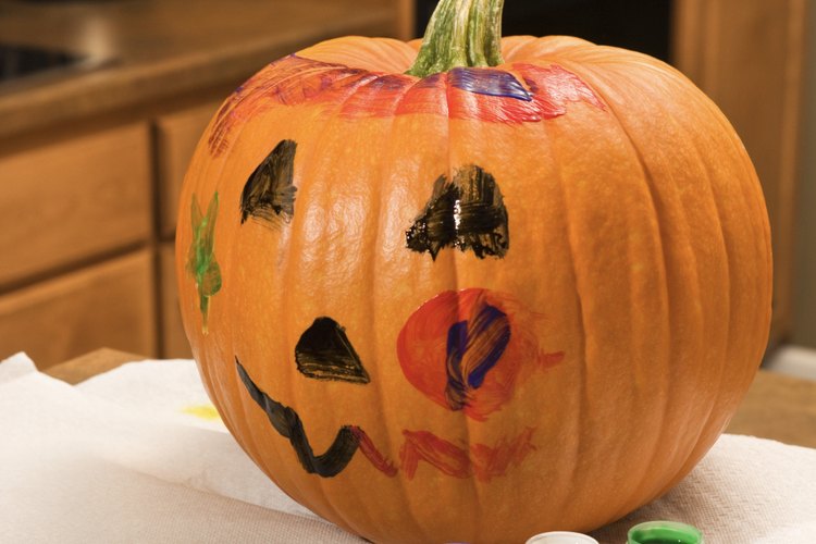 Antes de tallar la calabaza, límpiala con un paño húmedo y retira el polvo y la suciedad.