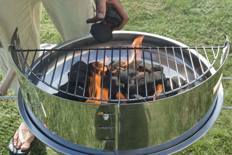 El uso más conocido del carbón es como combustible para asar a la parrilla.