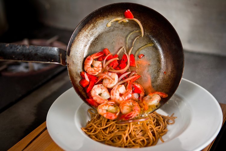 Un salteado de camarones y pasta es una comida rápida y fácil.