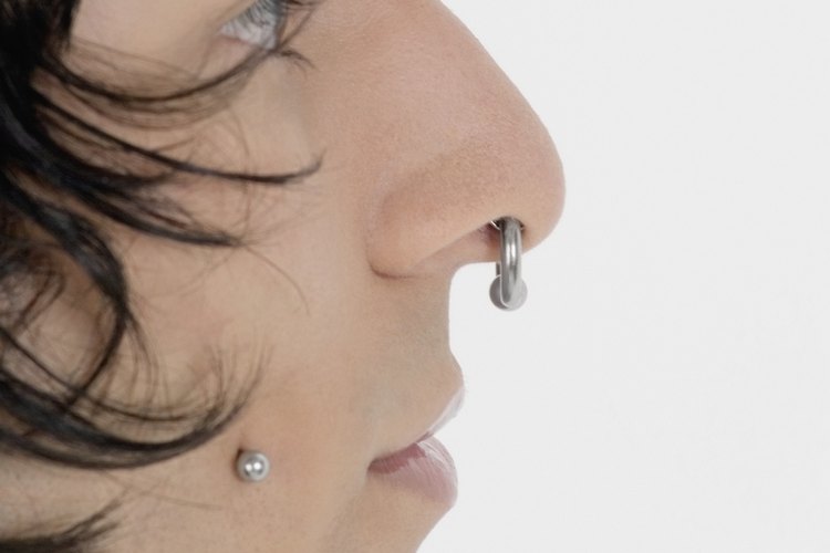 Se pueden usar diversas formas de joyería en los piercings.