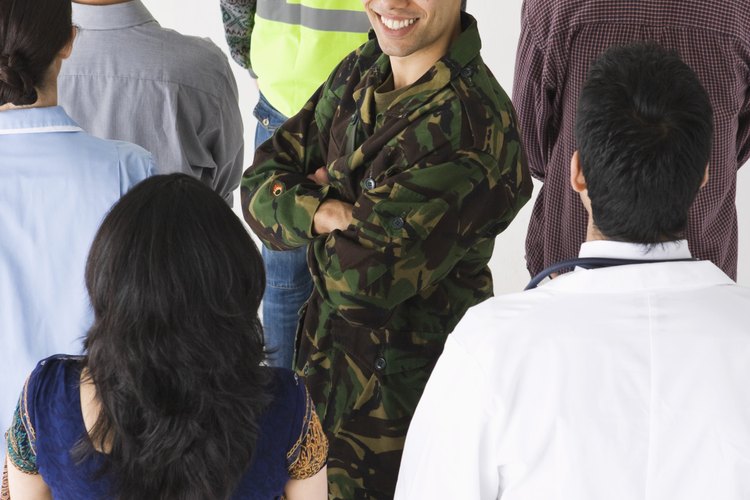 En este mercado de trabajo difícil, más y más personas están estudiando la posibilidad de unirse al Ejército con el fin de encontrar un empleo estable a largo plazo.