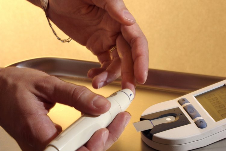 Los adolescentes que tienen diabetes deben controlar sus niveles de azúcar en la sangre
