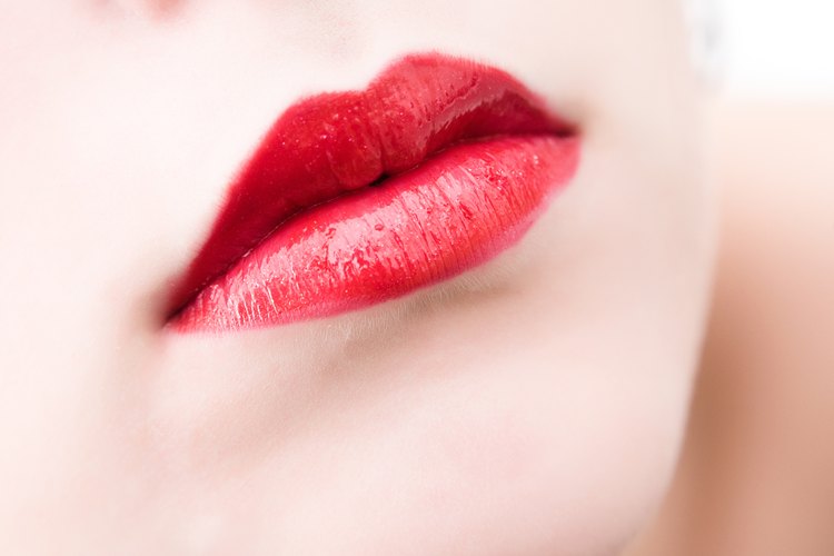 Puedes tener labios suaves y temporalmente llenos sin cirugías usando aceite de canela.
