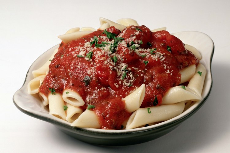La salsa de tomate correctamente espesada se adherirá a la pasta.