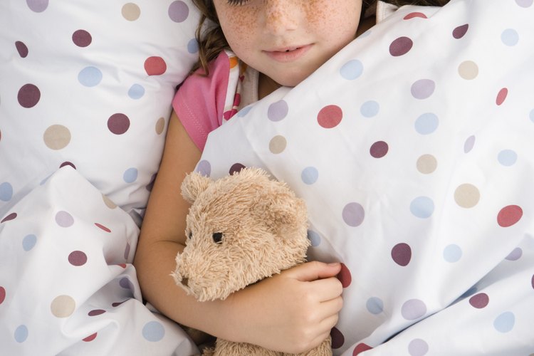 Mete al niño en la cama a una hora temprana.