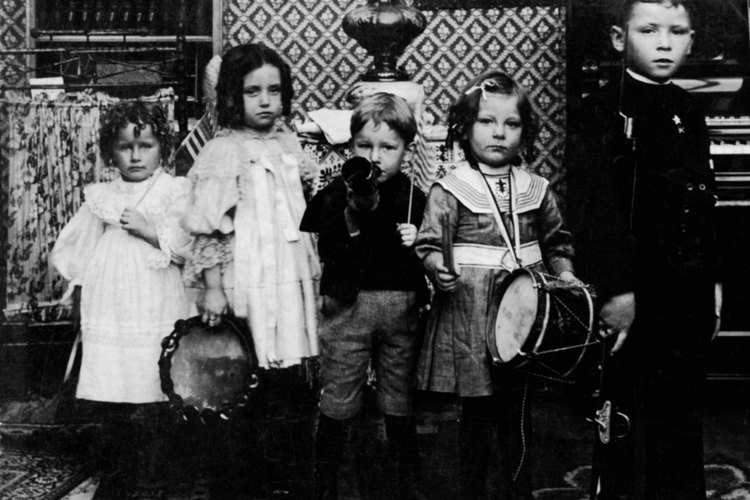 Invita a los amigos de tu niño pequeño y a sus padres a jugar juegos que refuerzan el cuidado y la cooperación.